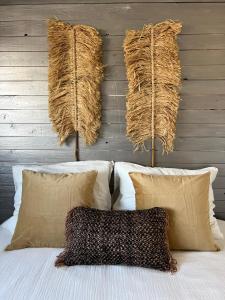 una cama con algo de heno colgado en la pared en Van de Gruiterwonen, en Axel