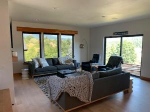 een woonkamer met een bank en twee stoelen bij Columbia Gorge Recess in White Salmon +21 foto's