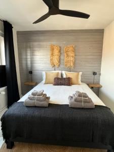 Un dormitorio con una cama grande con toallas. en Van de Gruiterwonen, en Axel