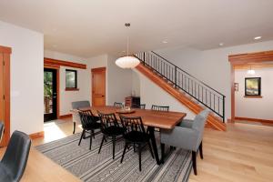 een eetkamer met een tafel en stoelen en een trap bij Columbia Gorge Recess in White Salmon