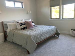 een slaapkamer met een bed met kussens erop bij Columbia Gorge Recess in White Salmon