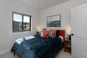 een slaapkamer met een bed en een raam bij Columbia Gorge Recess in White Salmon