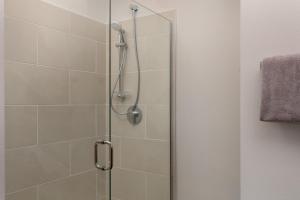 een douche met een glazen deur in een badkamer bij Columbia Gorge Recess in White Salmon