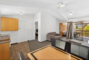 Kuchyň nebo kuchyňský kout v ubytování Mt Aspiring Holiday Park