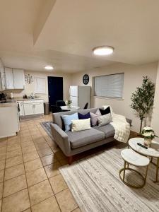 Kuchyň nebo kuchyňský kout v ubytování Cozy and well located 2-bedroom basement