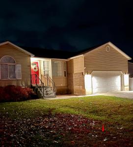 une maison avec garage la nuit sous un ciel sombre dans l'établissement Cozy and well located 2-bedroom basement, à Provo 25 autres photos