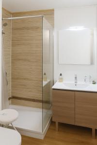 ein Badezimmer mit Dusche und Waschbecken in der Unterkunft Family Lodge Grand Tetras Les Angles in Les Angles