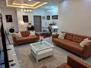 un salon avec deux canapés et une table basse dans l'établissement Private en - suite room near airport, à Madina 19 autres photos