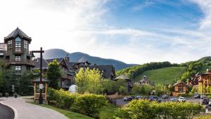 une ville dans les montagnes avec des voitures garées sur un parking dans l'établissement 1434 - Studio - Spruce Peak Lodge - Stowe Mt Resort - Ski in Ski out - Sleeps 4, à Stowe