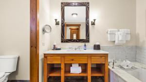 une salle de bain avec un lavabo, des toilettes et un miroir dans l'établissement 1434 - Studio - Spruce Peak Lodge - Stowe Mt Resort - Ski in Ski out - Sleeps 4, à Stowe 9 autres photos
