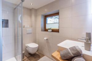 une salle de bain avec un lavabo et une douche dans l'établissement Irmas Ferienhäusl, à Längenfeld 20 autres photos