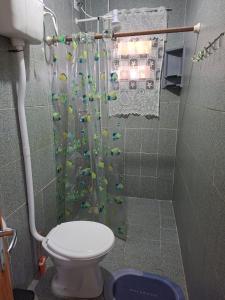 ein Badezimmer mit Dusche und Toilette in der Unterkunft Giuseppe & Giuseppin in Torres