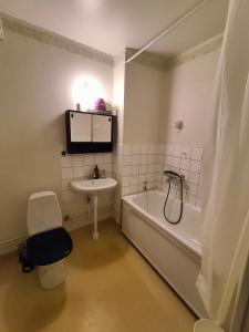 a bathroom with a sink and a tub and a toilet at Katrineholm Longstay - Fully equipped 3 room apartment in central Katrineholm in Katrineholm