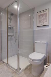 Koupelna v ubytování Modern 3-Bedroom Apartment with Garden Near Cardiff City Centre