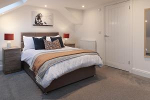 Postel nebo postele na pokoji v ubytování Modern 3-Bedroom Apartment with Garden Near Cardiff City Centre