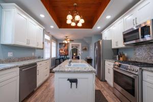 Kuchyň nebo kuchyňský kout v ubytování Stunning Historic Home Lots of Space In Town