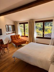 多尔切阿夸Il Nido - Guest house的带床、沙发和窗户的卧室