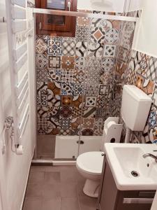 多尔切阿夸Il Nido - Guest house的带淋浴、马桶和水槽的浴室