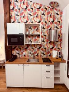 多尔切阿夸Il Nido - Guest house的厨房设有水槽和马赛克墙 更多5张照片