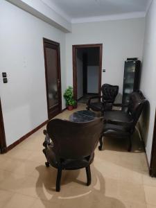 una sala de espera con sillas y un espejo en Chambre paisible et romantique, en Tánger