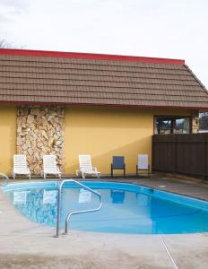 uma piscina em frente a um prédio em Flagship Inn of Ashland em Ashland