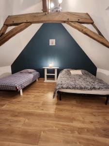 Ένα ή περισσότερα κρεβάτια σε δωμάτιο στο Maison de campagne