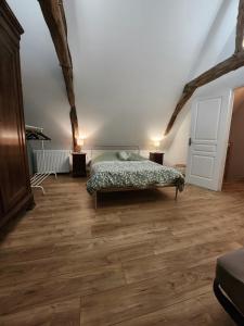 Ένα ή περισσότερα κρεβάτια σε δωμάτιο στο Maison de campagne