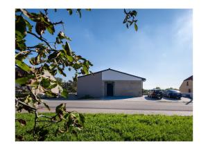 um edifício na beira de uma estrada em Ubytování V Panské zahradě  mais 23 fotografias