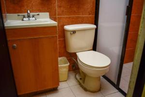 ein Badezimmer mit Toilette und Waschbecken in der Unterkunft Hotel Real de Juarez in Xalapa