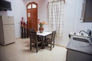 eine Küche mit einem Tisch und einer Vase mit Blumen darauf in der Unterkunft Hotel Real de Juarez in Xalapa