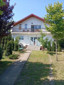 ein großes weißes Haus mit einem Gehweg davor in der Unterkunft Casa Rediu Iasi in Iaşi