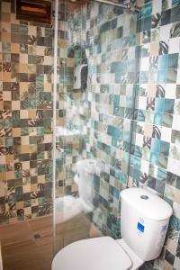 Ένα μπάνιο στο Castle Beach Hostel