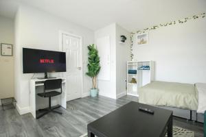 Μια τηλεόραση ή/και κέντρο ψυχαγωγίας στο Birmingham Central Luxury Suites