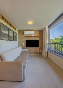 ein Wohnzimmer mit Couch und Flachbildfernseher in der Unterkunft Luxo na Gloria in Rio de Janeiro