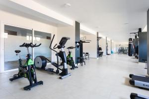 ein Fitnessstudio mit mehreren Laufbändern und Ergometern in der Unterkunft Brisa - Armonía Park, Bajamar in El Puertito