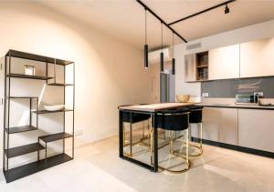 a kitchen with a black table and a shelf at LagoC0C00N - Colazione - 300m stazione - 800m lago in Desenzano del Garda