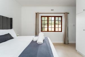 En eller flere senge i et værelse på Strawberry Cottage - Upper Constantia Greenbelt + 50 billeder