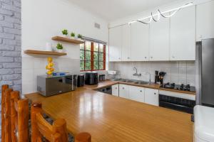Køkken eller tekøkken på Strawberry Cottage - Upper Constantia Greenbelt
