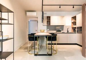 a kitchen with a table and some chairs at LagoC0C00N - Colazione - 300m stazione - 800m lago in Desenzano del Garda