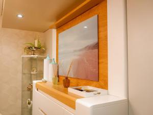 une salle de bain avec un comptoir et un tableau au mur dans l'établissement Luxury 2BR Spacious & Stylish with Patio near Metro, à Odivelas 48 autres photos