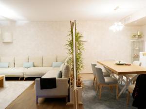 un salon avec un canapé et une table dans l'établissement Luxury 2BR Spacious & Stylish with Patio near Metro, à Odivelas
