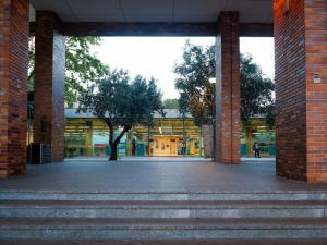 un bâtiment avec des escaliers devant un bâtiment dans l'établissement Luxury 2BR Spacious & Stylish with Patio near Metro, à Odivelas