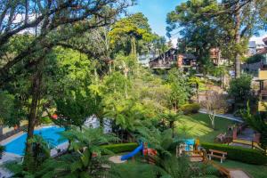 A piscina localizada em Hotel Recanto da Serra ou nos arredores