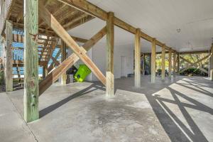 ein leeres Zimmer mit Holzbalken in einem Gebäude in der Unterkunft Seashell Cottage by Oak Island Accommodations in Oak Island