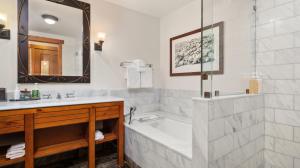 Koupelna v ubytování 319 Lodge At Spruce Peak Ski In Ski In Ski Out King Studio By Stowe Mountain Rentals