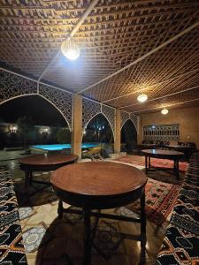 ein Raum mit Tischtennisplatten in der Unterkunft Chez Ali in Zagora