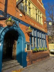 Bygningen som kroen ligger i + 44 billeder