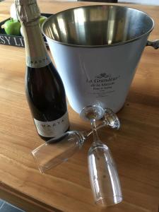 eine Flasche Wein und ein Eimer auf dem Tisch in der Unterkunft Merida in Knokke-Heist