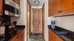 Kuchyň nebo kuchyňský kout v ubytování 332 Lodge At Spruce Peak Ski In Ski In Ski Out King Studio By Stowe Mountain Rentals