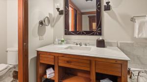 Koupelna v ubytování 332 Lodge At Spruce Peak Ski In Ski In Ski Out King Studio By Stowe Mountain Rentals + 13 fotografií